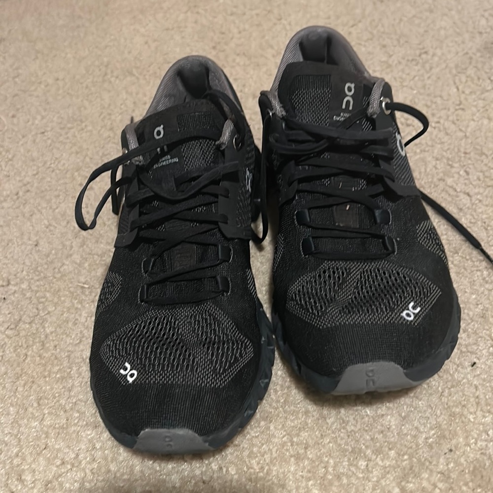 On cloud X sneakers size 8 in black